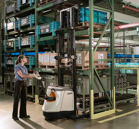 Crown ST/SX Series Walkie Straddle Stackers